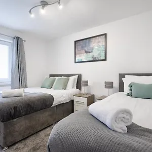 Apartment Private Parking, Garden, Close To Beach!, Swansea